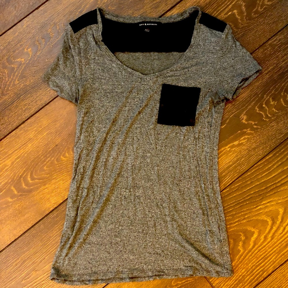 Women’s gray & black t-shirt XS